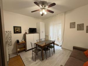 a living room with a table and a ceiling fan at Nella Rosa in Monterotondo