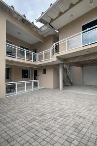 an empty courtyard of a building with a balcony at Vivendas do Paiol in Guapimirim