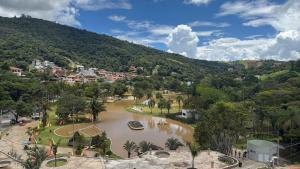 a river in the middle of a town at Ap Centro - Wi-fi, Piscina, com Vista da Praça in Águas de Lindoia