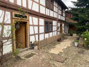 an old building with a wooden door and a courtyard at Schöne Tage im Denkmal in Bittstädt