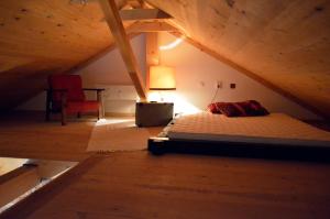 Rúm í herbergi á Apartmani Memory