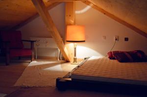 Rúm í herbergi á Apartmani Memory