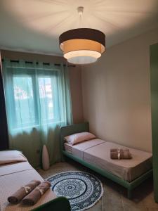 ein Schlafzimmer mit zwei Betten und einer Decke in der Unterkunft Casa Cousteau in Policoro