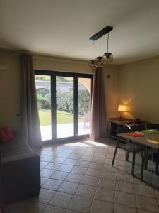 ein Wohnzimmer mit einer großen Glasschiebetür in der Unterkunft Casa Cousteau in Policoro