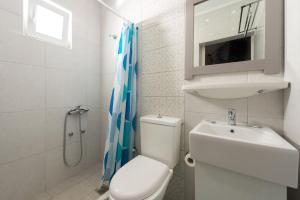 Kúpeľňa v ubytovaní Melody Studios Faliraki + 25 fotografií