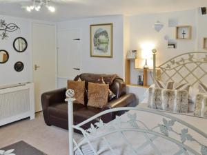 a living room with a couch and a bed at Rosecraddoc Manor - Heron in Saint Cleer