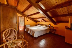 a bedroom with a bed and wooden ceilings at Sol del Mediodía in Acebedo