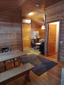 a log cabin with a table and a couch at Riihitupa 10 in Muurame