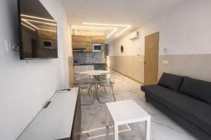 a living room with a couch and a table at Benidorm Center Playa Poniente in Benidorm