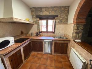 a kitchen with a sink and a microwave at Apartamentos en finca privada in La Borrega