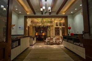 a restaurant with a table and a dining room at Hotel del Parque in Matehuala