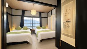 a room with three beds and a window at 紡ぎの宿 桜 - 民泊 - Tsumugi no Yado SAKURA in Abiko
