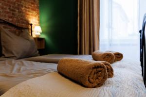 a group of towels sitting on top of a bed at Eperke Apartmanok in Balatonfüred