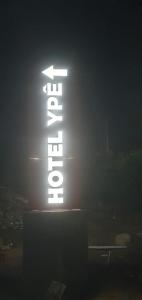 a neon sign that is lit up in the dark at Hotel Ypê in Floriano