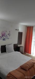 Un pat sau paturi într-o cameră la Passiflora