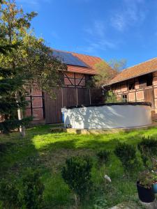 a backyard with a large tub in the yard at Schöne Tage im Denkmal in Bittstädt +3 photos