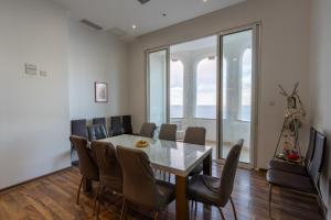 a dining room with a table and chairs at Blue Line Sliema in San Pawl il Bahar +5 photos