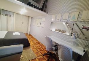 a room with a bed and a desk in it at VelaMar in Trieste