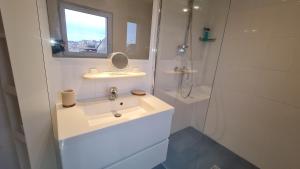a white bathroom with a sink and a shower at Appartement Duplex nimes centre160m2 climatisation 3 chambres avec parking in Nîmes +44 photos
