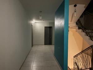 a hallway with stairs and a blue wall at Hotel Azomali plus in Tula de Allende