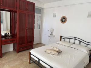 a bedroom with a large bed and a dresser at Villa 3D Grand baie Pereybere in Pereybere