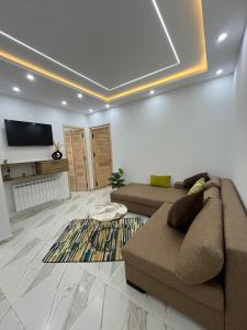 a living room with a couch and a flat screen tv at issac in Monastir