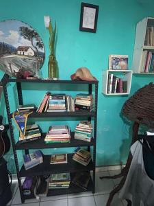 a book shelf filled with books in a room at Proxima Estacion Hostel in Maceió
