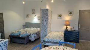 a bedroom with two twin beds and a mirror at Gite Le Petit Luberon LISIANTHUS in Cabrières-dʼAvignon