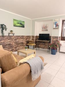 a living room with a couch and a television at Bellagio Little Apartment in Bellagio