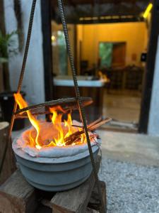 a fire pit is being set up in a building at loft Ágata in Brumadinho