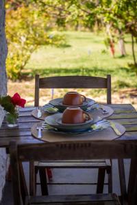 a wooden table with a tea pot on top of it at Chalé Pé de Araçá - Massarandupió in Entre Rios +18 photos