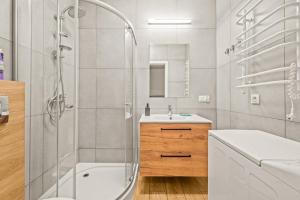a bathroom with a shower and a toilet and a sink at Central Platinum Apartments 2 Studio z aneksem kuchennym 3 łóżka in Rybnik