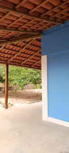 a blue wall under a wooden roof at Casa Para Carnaval de Aracati in Aracati