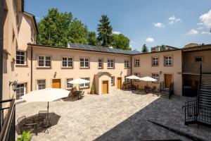 a courtyard with tables and umbrellas in a building at Central Platinum Apartments 5 Studio z aneksem kuchennym i tarasem in Rybnik