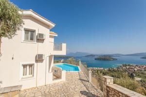 Willa z basenem i widokiem w obiekcie Villas Odysseas w mieście Nydri