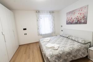a bedroom with a bed with two towels on it at La bottega del sarto in Grumes