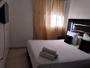 a bedroom with a bed with two towels on it at Dar Yasmine 2 in Ifrane