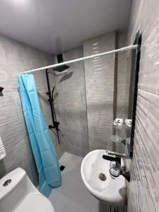 a bathroom with a shower and a toilet and a sink at Moon Apartamentos D3 in San Cristóbal +4 photos