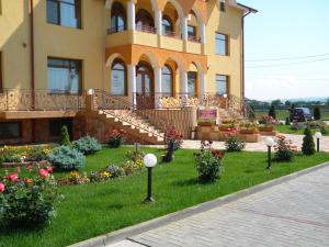 un edificio con giardino di fronte di Motel Imperial a Roman