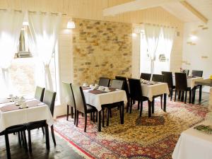 Reštaurácia alebo iné gastronomické zariadenie v ubytovaní Apart-club Zora