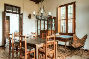 a dining room with a wooden table and chairs at Posada San José de Lucas in Tupambaé