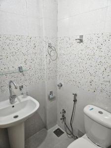a bathroom with a shower and a toilet and a sink at Luxor Family Home in Naj‘ ar Rizqah
