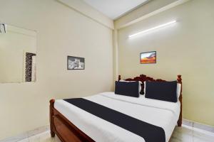 a bedroom with a large bed in a room at Super Hotel O Erode Bus Stand in Erode