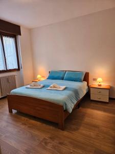 a bedroom with a bed with two towels on it at Ai Volardi Apartment in Torre di Santa Maria