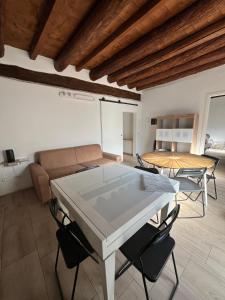 a living room with a white table and chairs at DAISY Air Conditioning - Free Parking - WiFi - Self Check-in in Bergamo