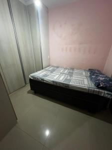 a small bedroom with a bed in a room at Casa Completa brutomesso 3 in Londrina