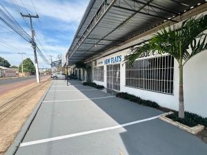 a building with a walkway next to a street at Apartamento com 3 quartos in Boa Vista