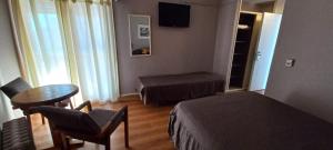 ein Hotelzimmer mit Bett, Tisch und Stühlen in der Unterkunft Hotel Chiavari in San Bernardo