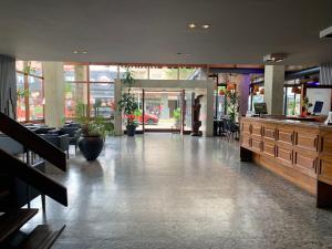 Die Lobby eines Geschäfts mit einer großen Glastür in der Unterkunft Hotel Chiavari in San Bernardo