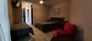 ein Hotelzimmer mit einem Bett und einem Stuhl in der Unterkunft Hotel Chiavari in San Bernardo + 16 Fotos